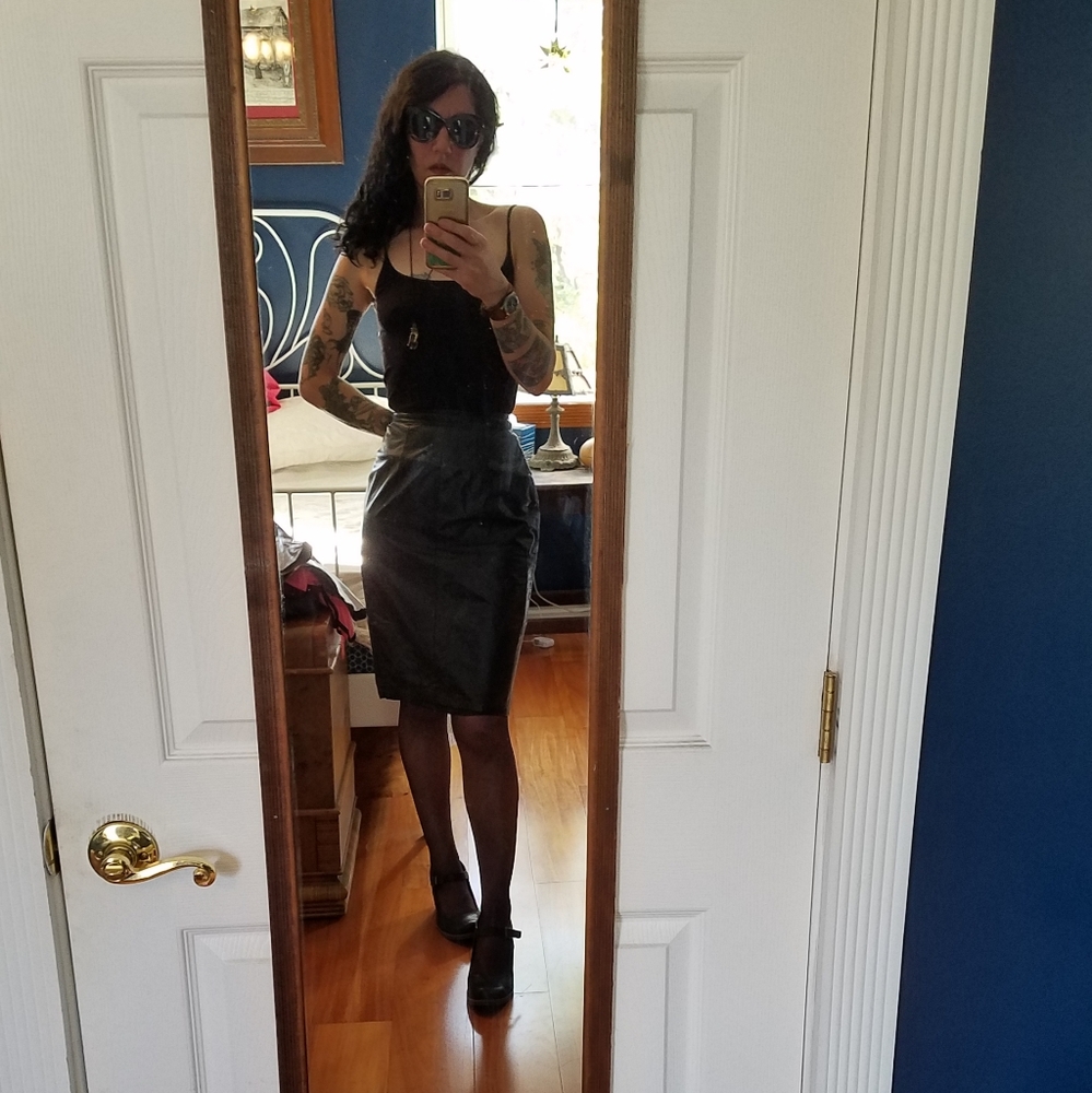 Flattering Black leather pencil skirt with snaps